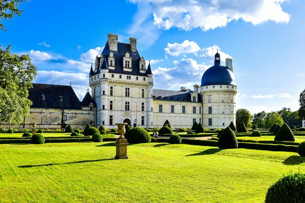 Comment choisir une location de vacances en Dordogne avec des ateliers de poterie et des visites de châteaux?